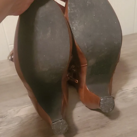 Zip up brown boots - Picture 3 of 3